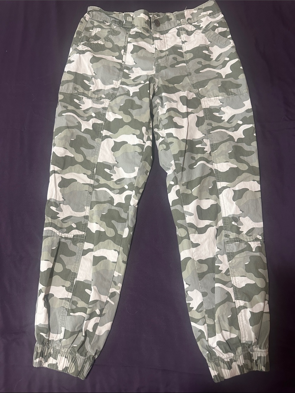 SO Women's Camouflage Cropped Ankle Jogger Pants - Green & White